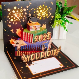 การ์ดแสดงความยินดีสำหรับการสำเร็จการศึกษาของมหาวิทยาลัย3D Grads ของขวัญการ์ดแสดงความยินดี - Product Image 4