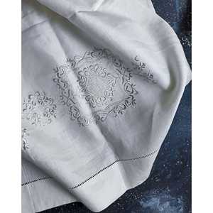 Ensemble de trois chemins de table en lin gris brodés, motif rayé, design élégant, rustique et luxueux pour les dîners, les fêtes, les mariages, tissu en gaze - Product Image 4