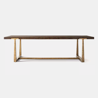 Ensemble de table à manger rectangulaire extensible de luxe discret avec base en métal moulé à la main, plateau en bois et chaise à accoudoirs en tissu