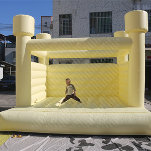 Château gonflable en PVC jaune citron mat - Utilisation commerciale en extérieur et en intérieur - Taille personnalisable - Installation facile - Product Image 1