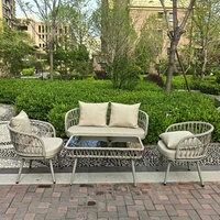 Ensembles de canapés d'extérieur style villa - Chaises longues en rotin - Design minimaliste avec accoudoirs - Approvisionnement direct usine pour jardins