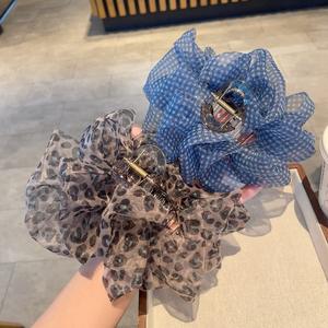 Pince à cheveux en maille filetée motif floral pour l'été, pince requin pour femmes et filles, accessoires de coiffure - Product Image 1