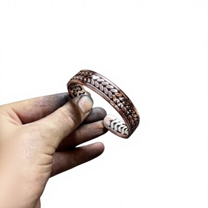 Manchette de poignet en cuivre pur de luxe, gravée à motif chevrons, bijou en métal élégant au design exquis - Product Image 1