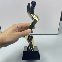 Trophée personnalisé en métal plaqué or avec gravure – Récompense durable pour événements sportifs, team building et remise de diplômes