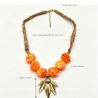 Nouveau collier tressé à la main en perles de résine orange avec pendentif fleur en acier inoxydable, chaîne en corde multicouche, collier à porter au quotidien