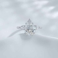 Bague de fiançailles pour femme en platine Pt950 avec 3 diamants de laboratoire taille poire, tige droite à 5 griffes, collection Prismatic Symphony