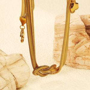 Collier ras du cou superposable en acier inoxydable plaqué or 18 carats, anti-ternissement, avec chaîne torsadée double couche et nœud serpent - Product Image 3