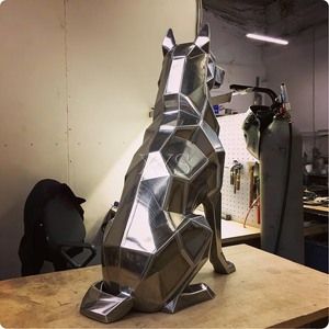 Escultura de Lobo Geométrico en Acero Inoxidable Espejado para Interiores Modernos (Decoración Minimalista para Oficina) - Product Image 3