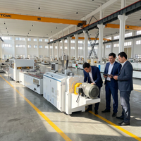 Machine automatique d'extrusion industrielle à double vis pour la fabrication de profilés PVC pour fenêtres, ligne de production pour matériaux de construction, service à l'étranger