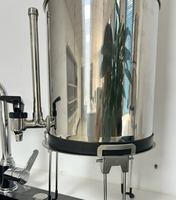 Penjernih Air Meja Stainless Steel Praktis dengan Sistem Gravitasi dan Elemen Filter Karbon untuk Luar Ruangan
