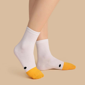KTS58 Drôle Big White Goose Polka Dot Chaussettes Personnalité Petit Canard Jacquard Animal Coton Femmes Hommes Crew Chaussettes - Product Image 4