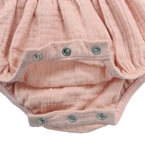 Private Label estate neonato <span class=keywords><strong>vestiti</strong></span> doppia garza <span class=keywords><strong>cotone</strong></span> <span class=keywords><strong>mussola</strong></span> cinturino elastico pagliaccetto del bambino - Product Image 5