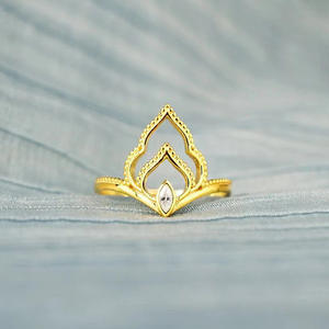 Anello in oro massiccio 18 carati a forma di goccia d'acqua con diamante taglio marquise incastonato a griffe, gioiello raffinato da donna per l'uso quotidiano. - Product Image 3