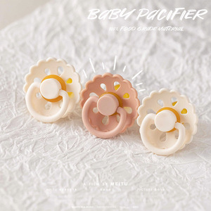 Nouveau design de fleur pour sucette de bébés, type de sommeil de <span class=keywords><strong>lait</strong></span> maternel imité en latex naturel super doux, taille 26*15mm - Product Image 6