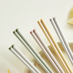 Baguettes en plastique antidérapantes résistantes à la chaleur, design mignon de dessin animé, fraîches et adorables, 10 paires pour usage domestique individuel, livraison rapide - Product Image 1