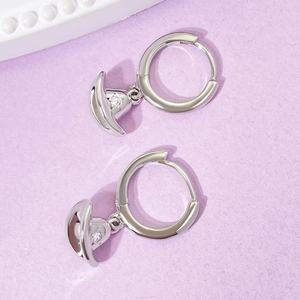 Boucles d'oreilles tendance en gros pour femmes, plaquées or 18 carats, bijoux style chapeau de cowboy, boucles d'oreilles Huggies - Product Image 3