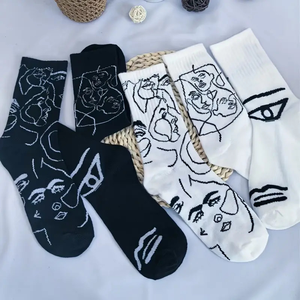 Chaussettes mi-mollet pour femmes en coton et bambou respirants, avec motifs abstraits, pour un usage quotidien décontracté - Product Image 1
