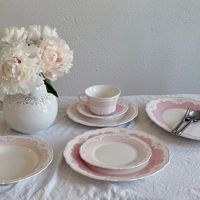 Ensemble de tasses et d'assiettes en céramique à motifs floraux roses de style baroque européen avec un design en dentelle en relief, ensemble d'assiettes à dîner vintage pour mariage