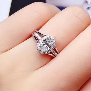 Anello da Donna F734 in Oro Bianco con Diamante Naturale Taglio Ovale, Colore D, Montatura Halo - Product Image 2