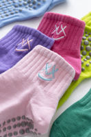 Nouvelles Chaussettes de Yoga Antidérapantes en Coton Épais et Respirant avec Broderie Tendance 2024 pour Pilates Professionnel et Entraînement Corporel