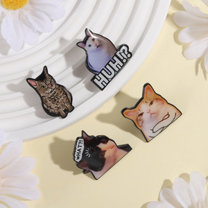 Pin de botón de hojalata con meme de gato divertido, venta al por mayor, broche de dibujos animados lindo personalizado OEM para ropa y accesorios de mochila - Product Image 4