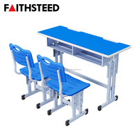 Bureau d'étudiant double bleu avec deux chaises, dossier ventilé à lattes, plateau de bureau large rose, plateau ouvert sous le bureau, réglable pour l'école