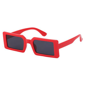 Lunettes de soleil carrées rouges pour femmes, protection UV400, matériau PC, lunettes de soleil de voyage à la mode - Product Image 1
