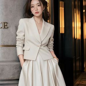 Bộ trang phục hai mảnh thời trang nữ Xuân 2026: Váy vest thanh lịch với phong cách công sở cao cấp và sang trọng - Product Image 4