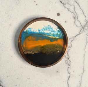 Bandeja de Madera Artesanal con Detalles Artísticos de Resina que Ofrece un Método Sofisticado para Servir Alimentos y Bebidas - Product Image 1