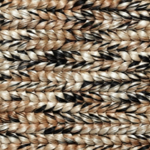Alfombra de yute trenzada y audaz con una combinación llamativa de fibras negras y color canela para áreas de alto tráfico. Disponible a precios de mayorista. - Product Image 1