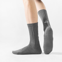Chaussettes d'automne et d'hiver avec broderie visage souriant, chaussettes de yoga mi-mollet, chaussettes de sport antidérapantes pour le fitness et le Pilates