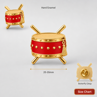 Broche en émail souple 3D motif tambour chinois, pompon doré, baguette rouge, bijoux du Nouvel An Chinois, épingle de revers, badges personnalisés en gros