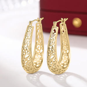 Boucles d'oreilles créoles en or E3381 pour femmes, bijoux fins classiques pour tous les jours, boucles d'oreilles plaquées or - Product Image 4