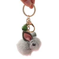 Dessin animé fausse fourrure peluche lapin fraise Teddy poupée doux personnalisé Mini petits animaux jouets avec porte-clés en gros Sleutelhanger