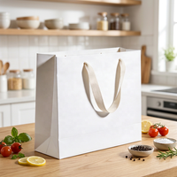 Sacs en papier cadeau de luxe en gros, sacs en papier sans poignée pour cosmétiques et produits de beauté, sacs fourre-tout blancs haut de gamme avec poignées en ruban