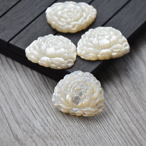 Pendentif pivoine sculpté en nacre blanche naturelle, forme de fleur, double trou, pour la fabrication de bijoux et colliers DIY - Product Image 1