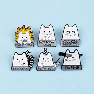 Spilla da Bavero all'Ingrosso con Gatto Bianco Carino con Freccia e Coltello, Accessori per Abbigliamento, Distintivo in Metallo - Product Image 1