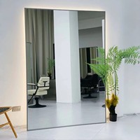 Miroir professionnel de salon moderne à LED pleine longueur avec cadre argenté rétroéclairé et contrôle tactile, lumière chaude, vente en gros
