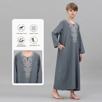 Nouvelle Collection 2026 : Qamis Gris Brodé à Manches Longues pour Garçons – Robe Arabe Musulmane, Kandura, Jubba, Vêtement Islamique pour Enfants, Idéal Ramadan et Aïd