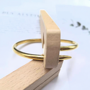 Bracciale a Chiodo Personalizzato in Acciaio Inossidabile Ipoallergenico, Gioielli di Lusso Leggero per Coppie, Stile Europeo e Americano - Product Image 1