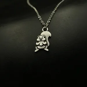 Collana con Ciondolo Animale Carino per Donne, Pendente a Forma di Scoiattolo Kawaii, Collana con Scoiattolo Grasso che Mangia Pigne - Product Image 4