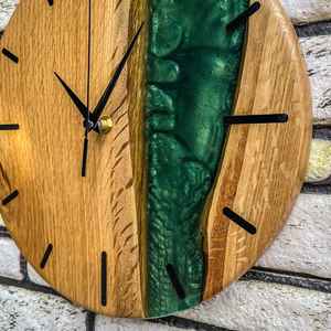 Reloj de Pared Decorativo de Resina y Madera, Hecho a Mano, Duradero, Funcional, Elegante y Estilizado, Perfecto para el Dormitorio - Product Image 3