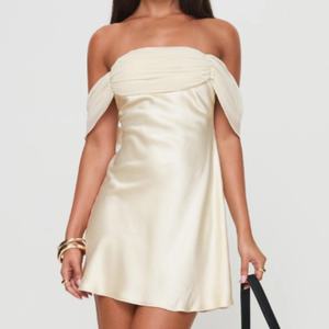 Vestido corto de satén color marfil para mujer, sin tirantes, con hombros descubiertos, busto fruncido, informal, para fiesta - Product Image 1