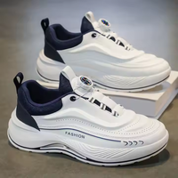 Baskets blanches tendance pour hommes, chaussures de course décontractées respirantes à semelle épaisse avec doublure en maille douce, chaussures de papa