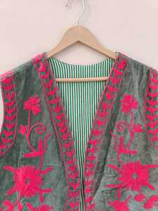 Chaleco Bordado Suzani de Terciopelo Hecho a Mano |   Chaleco Boho Hecho a Mano |   Chaqueta Vintage con Estampado Floral para Mujer - Product Image 2