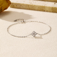S925 Silber Blumenförmiges Armband mit Rundem Diamanten in Krappenfassung Kettenglieder Klassischer Alltagsschmuck für Damen