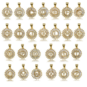 Colgante de Halo con Inicial de Zirconia Baguette, Medallón Redondo de 15x21mm en Tono Dorado con Anilla para Creación de Joyas con Nombre - Product Image 5