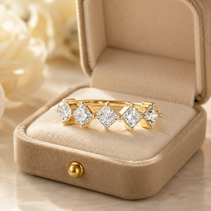 Anello a Forma di Cuore con Diamanti Incastonati per Donne, Elegante Gioiello da Dito in Tono Oro alla Moda - Product Image 6