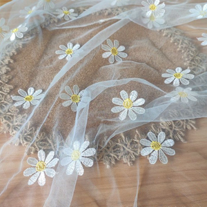 Piccola margherita 3D ricamata in maglia tessuto 130cm di larghezza <span class=keywords><strong>colorato</strong></span> fiore <span class=keywords><strong>Tulle</strong></span> per sposa donna abito da sposa per la moda delle ragazze - Product Image 3