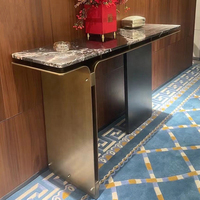 Table console moderne de luxe de conception italienne en acier inoxydable avec plateau en marbre, table console décorative pour couloir et salon